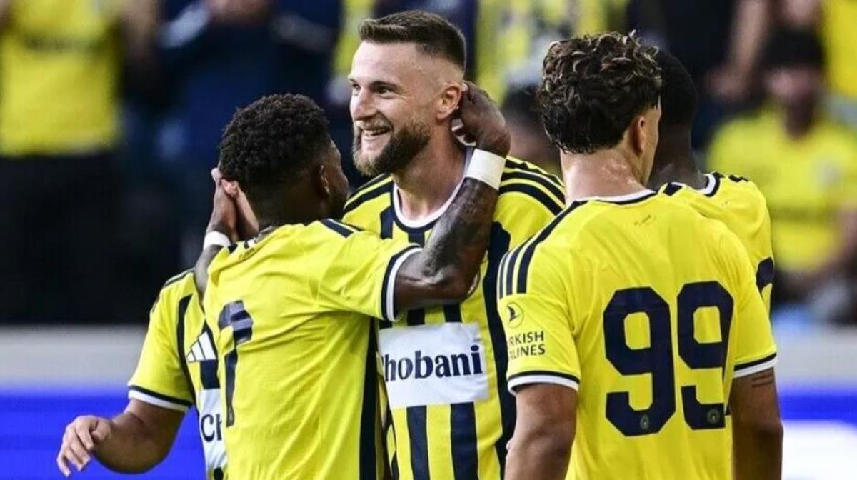 Fenerbahçe futbol takımı oyuncuları sahada