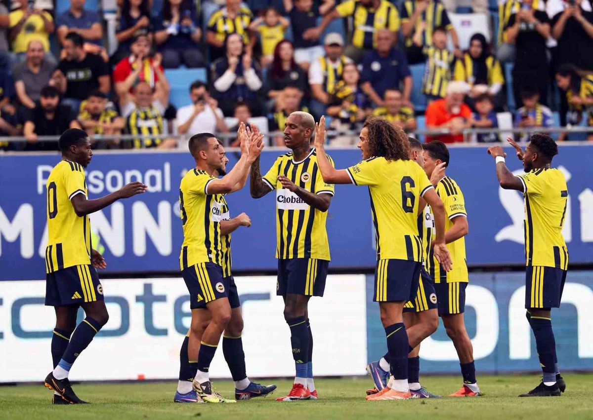 Fenerbahçe futbol takımı oyuncuları sahada