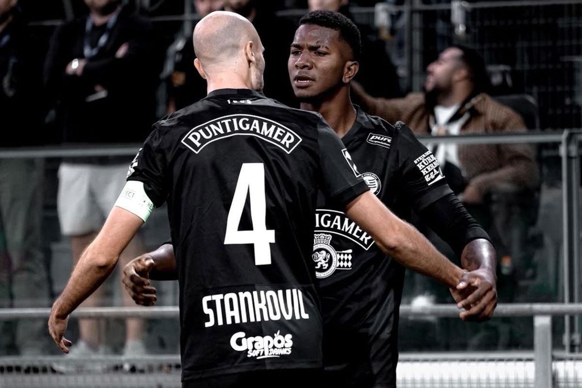 Sturm Graz futbolcuları Hearts'a karşı galibiyeti kutluyor.