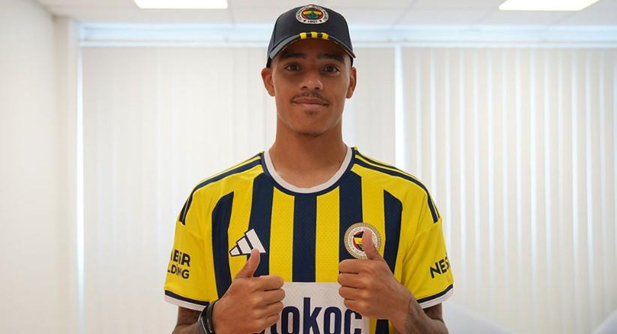 Fenerbahçe futbol takımı oyuncuları sahada antrenman yaparken