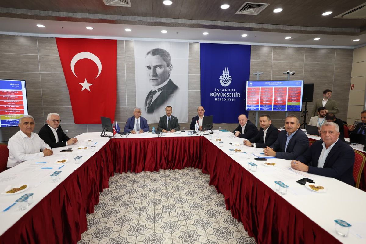 İstanbul'da taksi plakası ihalesine katılan araçlar.