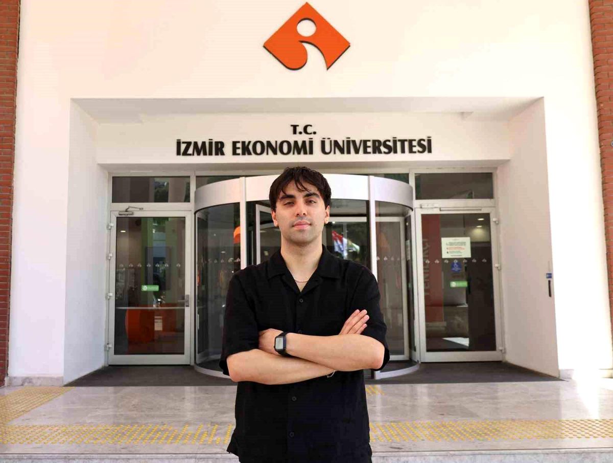 İzmir Ekonomi Üniversitesi mezunu Kerem Kavruk'un Avrupa Birliği destekli EGEI yüksek lisans programına kabul edildiğini gösteren haber başlığı.