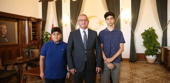 İskenderun Kaymakamı Önder, LGS'den tam puan alan 2 öğrenciyi ödüllendirdi