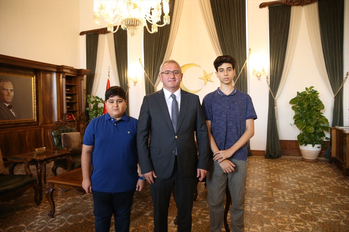 İskenderun Kaymakamı Önder, LGS'den tam puan alan 2 öğrenciyi ödüllendirdi