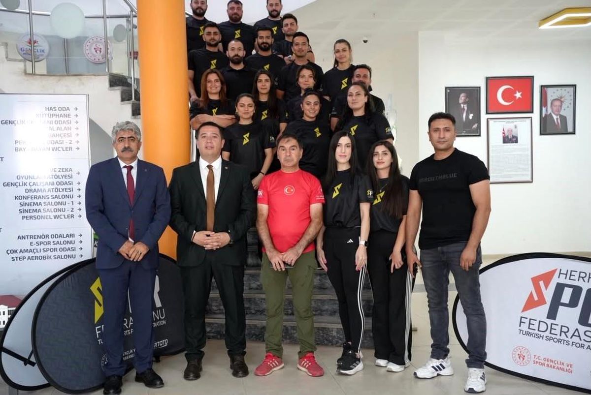 Kars'ta Wellness Antrenörlük Kursu'na katılan sporcular eğitim alıyor.