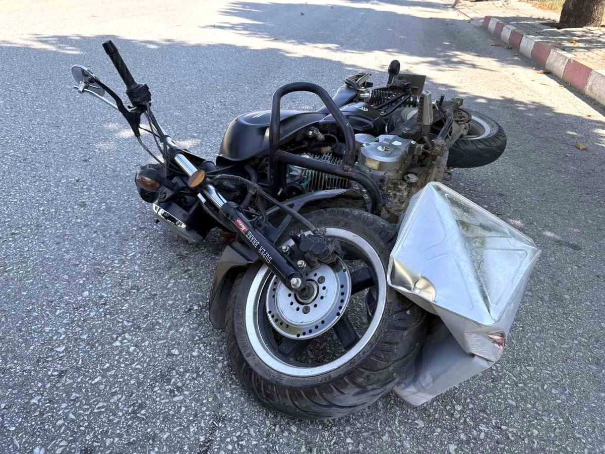 Kastamonu'da motosiklet yola düşen tenekeye çarptı: 1 yaralı