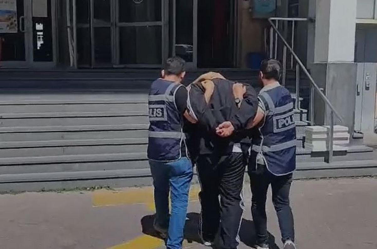 Kayseri'de polis tarafından yakalanan firari hükümlü cezaevine götürülüyor.