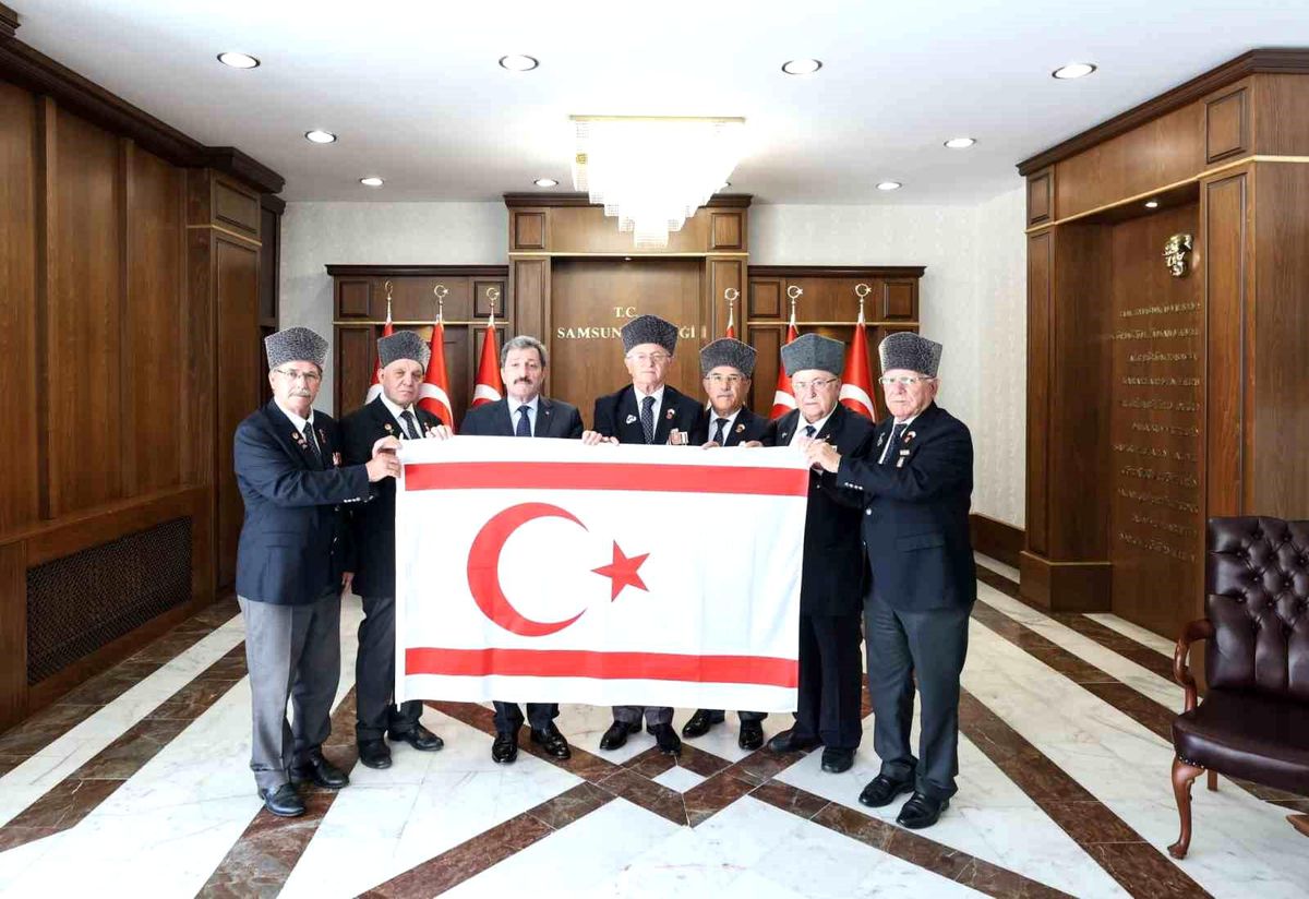 Kıbrıs Barış Harekatı'nın 52. yılında Samsun Valisi'ne KKTC bayrağı takdim edildi