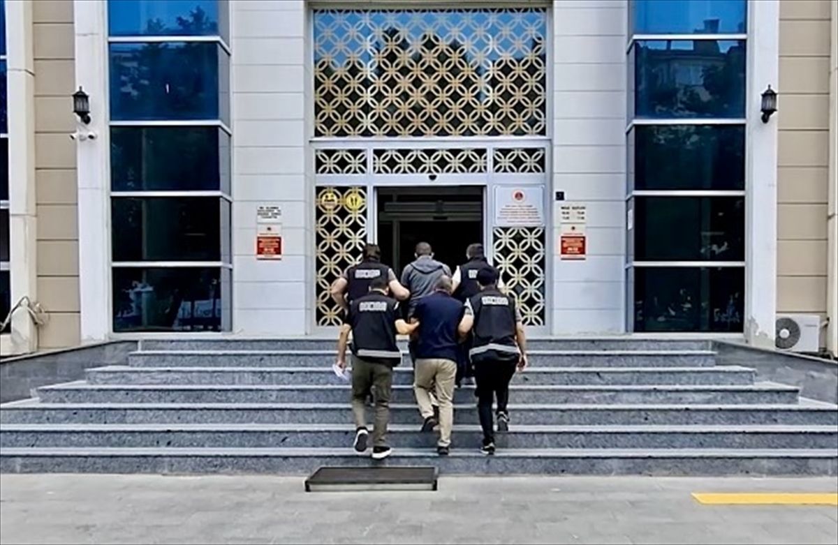 Kırşehir'de tapu işlemlerinde rüşvet aldıkları iddiasıyla 2 zanlı tutuklandı