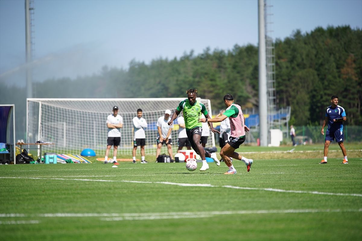 Kocaelispor futbolcuları antrenman sahasında çalışıyor.
