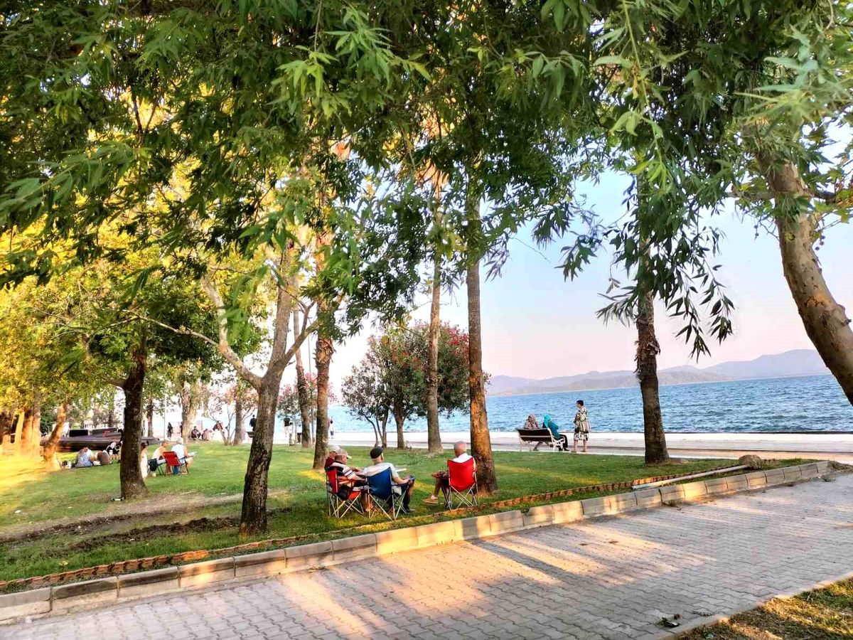 Muğla Köyceğiz'de aşırı sıcaklar nedeniyle bunalan vatandaşlar