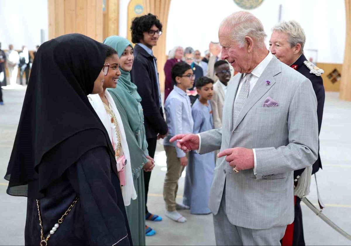 İngiltere Kralı III. Charles, Cambridge Merkez Camisi'ni ziyaret ediyor.