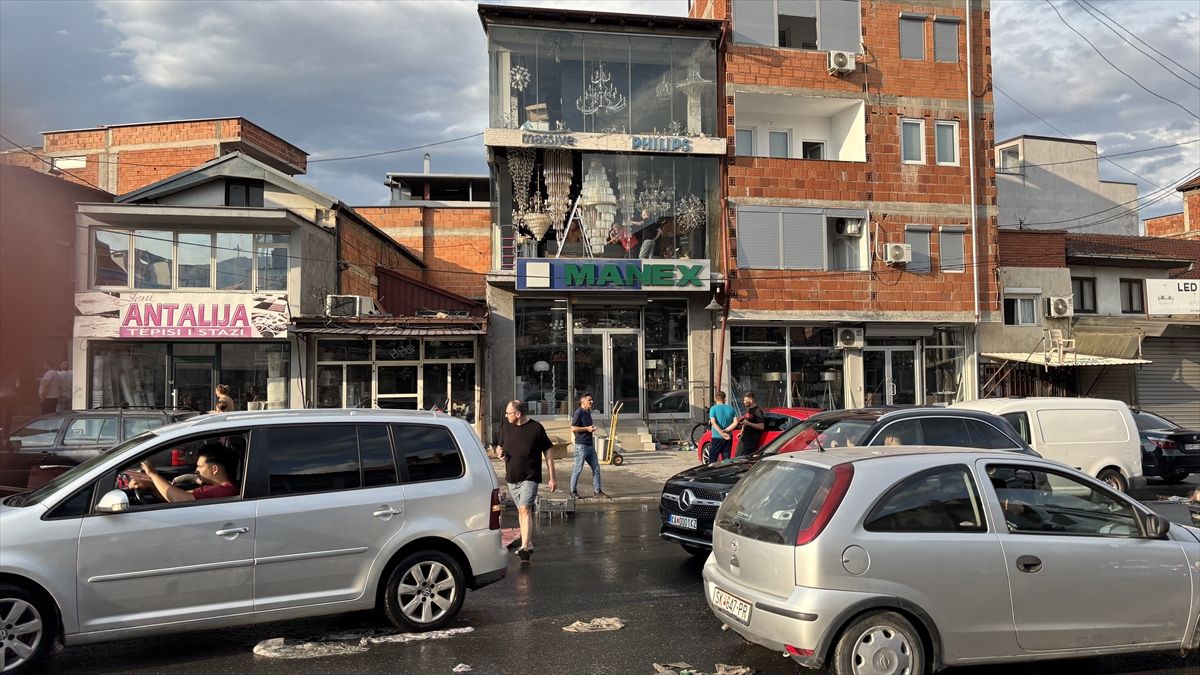 Kuzey Makedonya'nın başkenti Üsküp'te fırtına hayatı olumsuz etkiledi