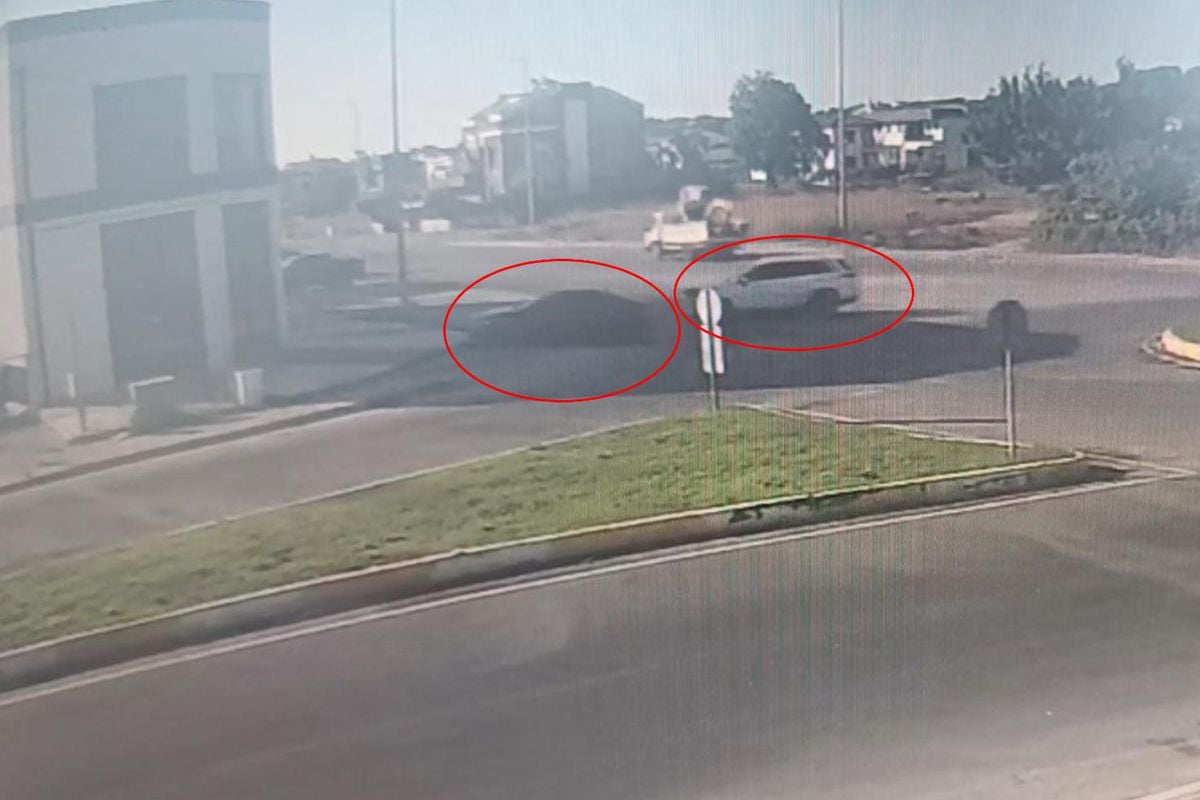 Çarpışan otomobiller hızını alamadı: İki farklı kapıdan iş yerine böyle daldılar