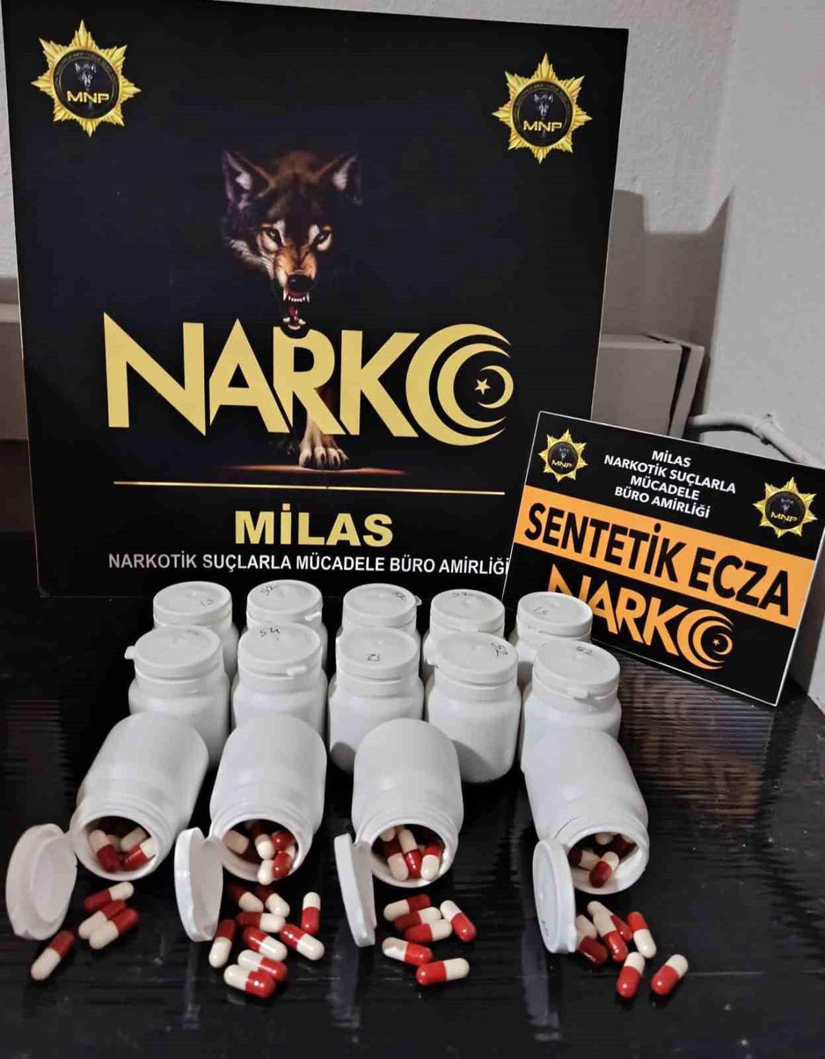 Milas'ta polis ekiplerinin narkotik operasyonunda ele geçirilen sentetik uyuşturucu haplar.