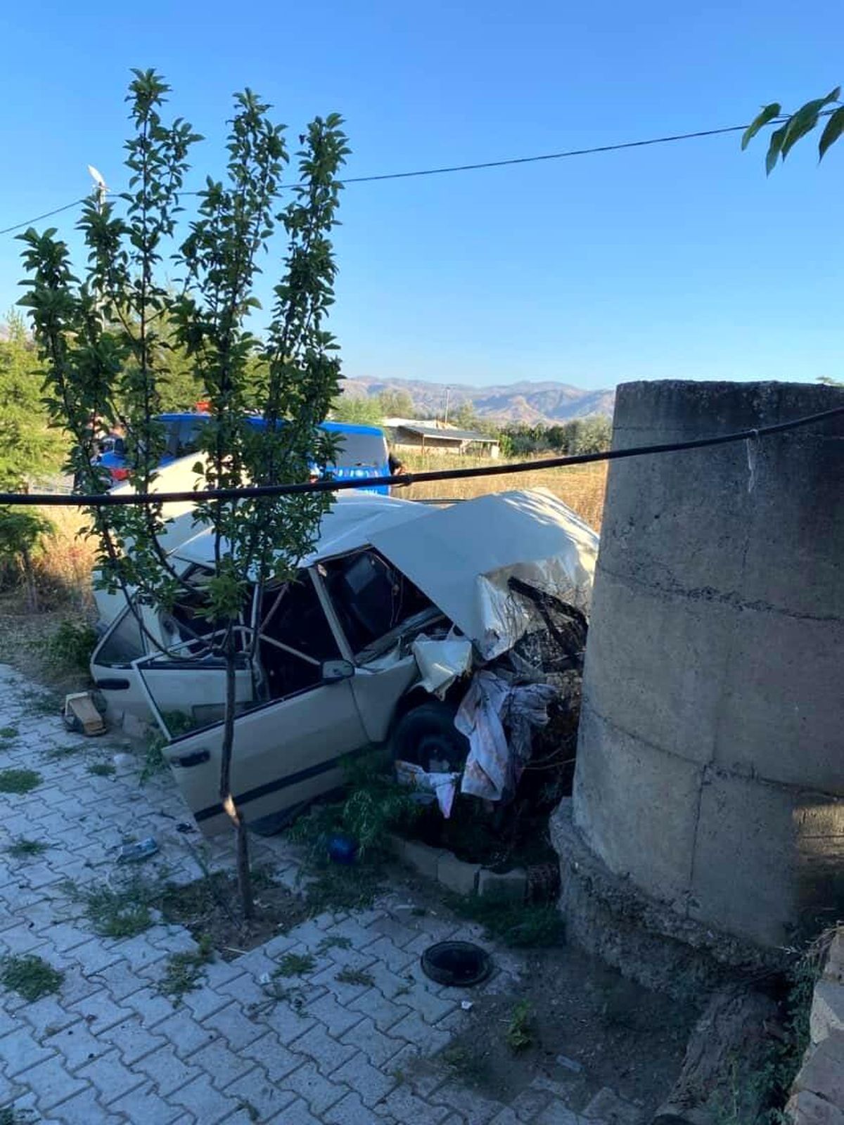 Elazığ'da trafik kazası sonrası hurdaya dönen otomobil