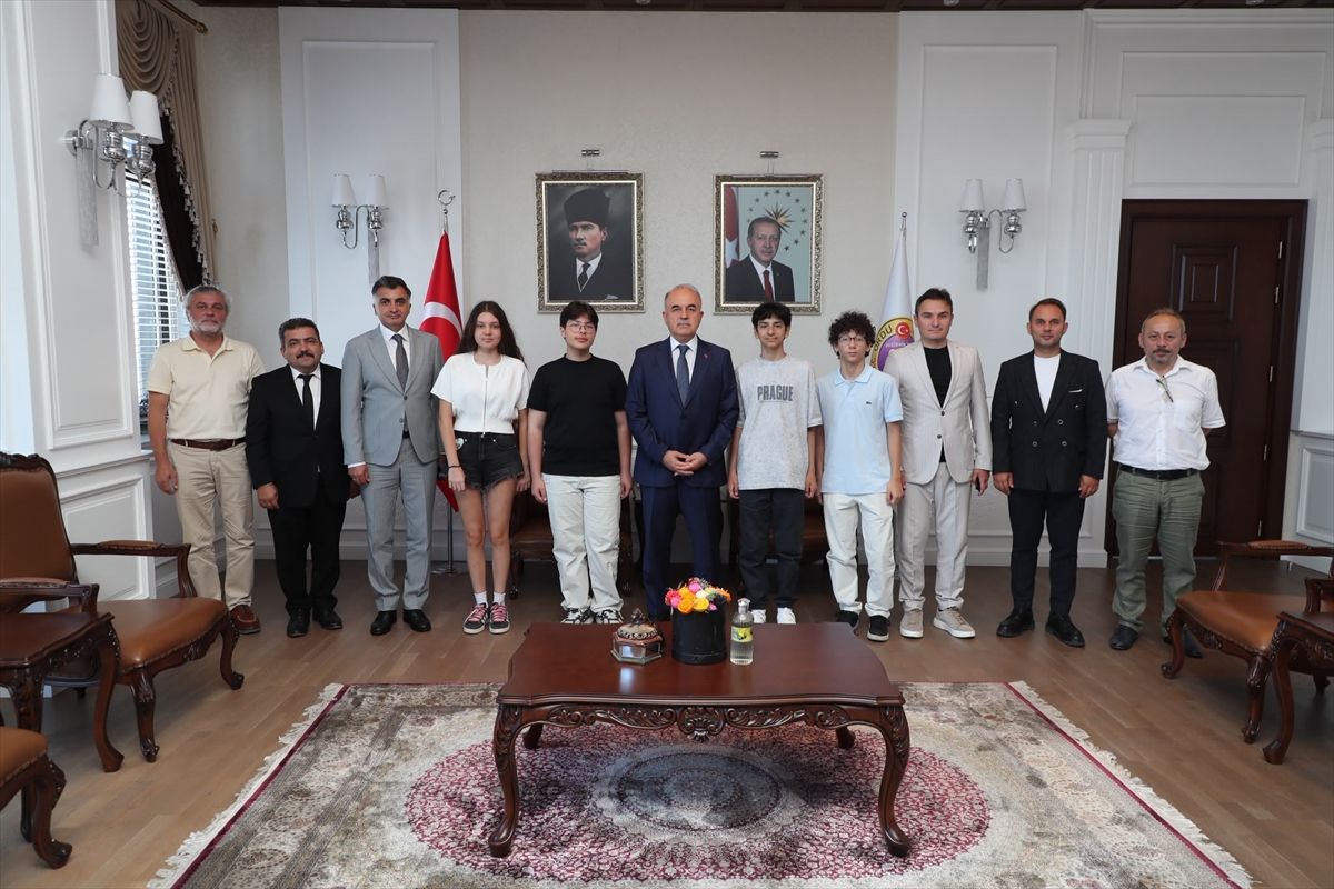 Ordu Valisi Erol, LGS'de tam puan alan öğrencileri tebrik etti