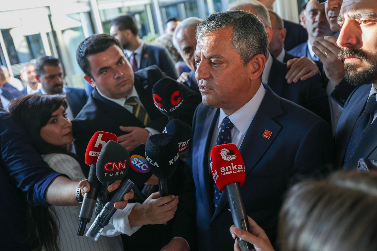 CHP Grup Başkanı Özgür Özel, parti il başkanlarıyla toplantıda.