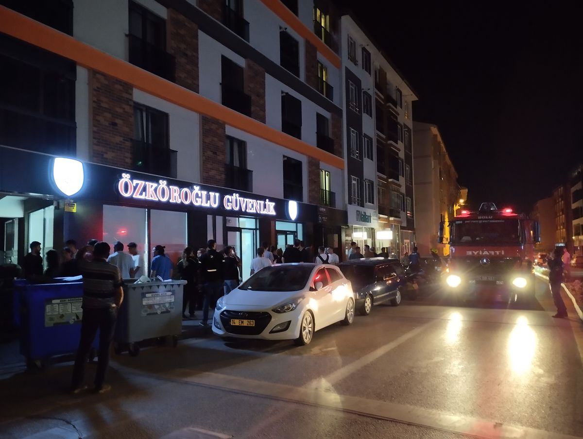 Bolu'da bir apartmanın önünde itfaiye ve polis ekiplerinin çalıştığı olay yeri.