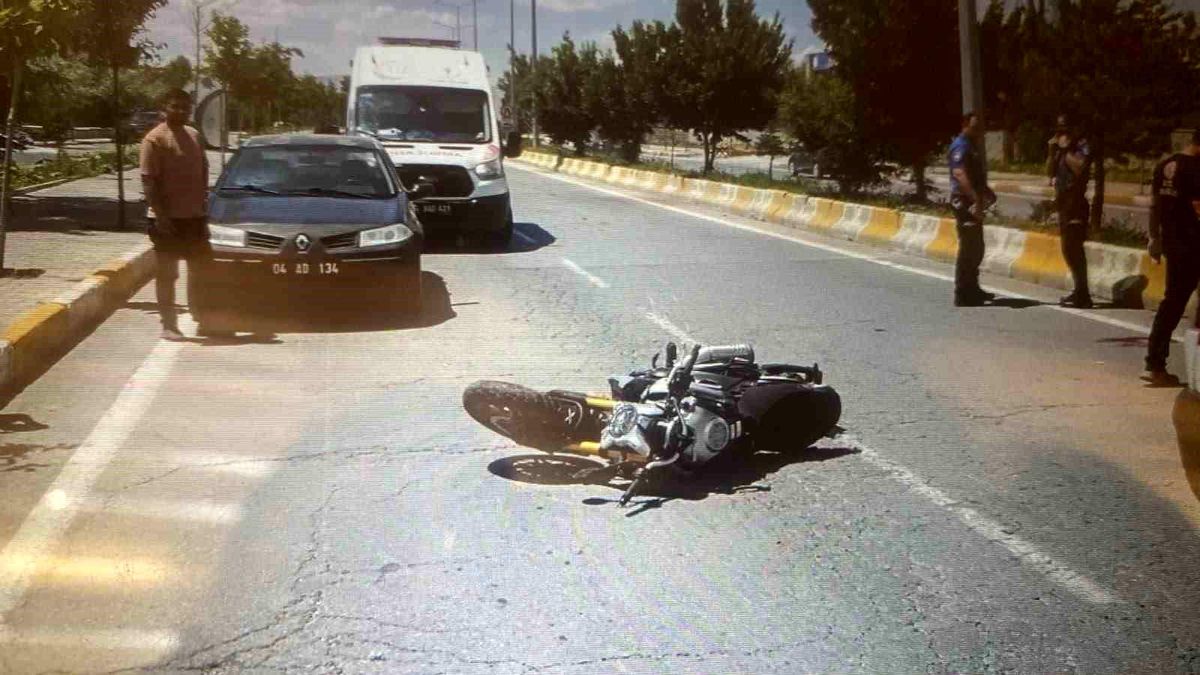Patnos'ta motosiklet sürücüsü metrelerce sürüklendi