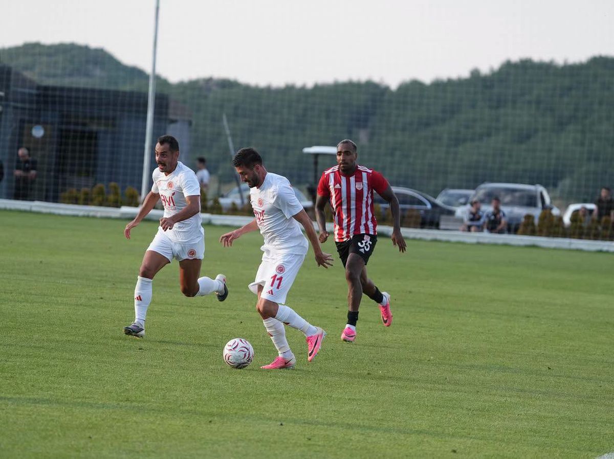 Pendikspor futbol takımı oyuncuları sahada mücadele ederken