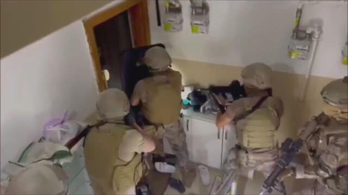 İstanbul'da araç dolandırıcılığı yapan suç örgütüne yönelik operasyon kapsamında polislerin şüphelileri gözaltına alması.