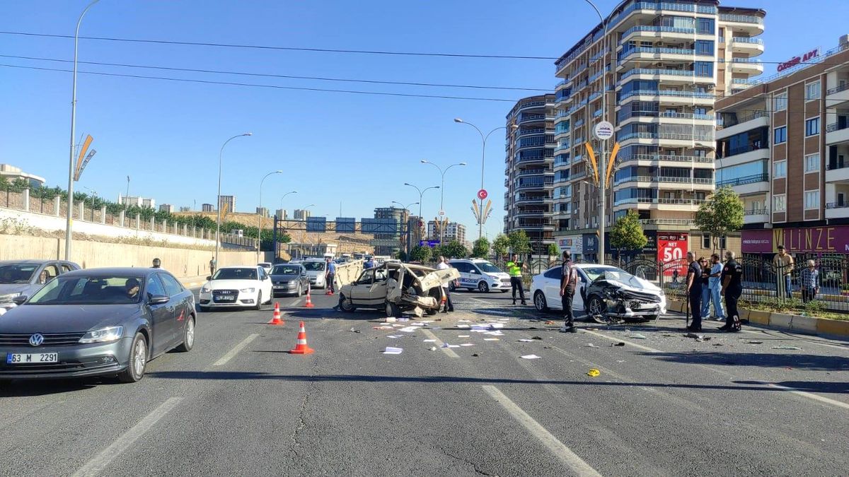 Şanlıurfa'da meydana gelen zincirleme trafik kazasına ait genel bir görünüm.