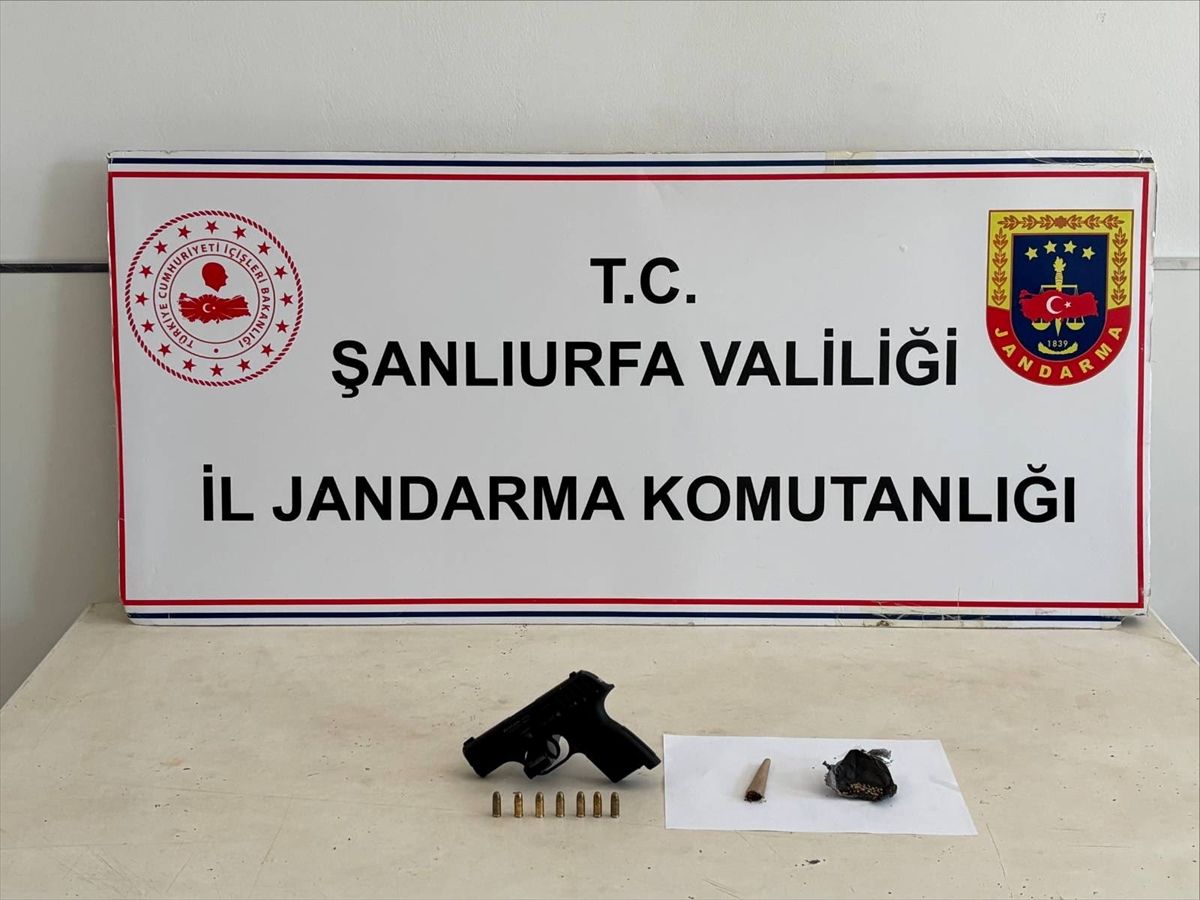 Şanlıurfa'nın Suruç ilçesinde jandarma ekiplerince uyuşturucu operasyonu düzenlendiği ve şüphelilerin gözaltına alındığı operasyona ait bir görsel.