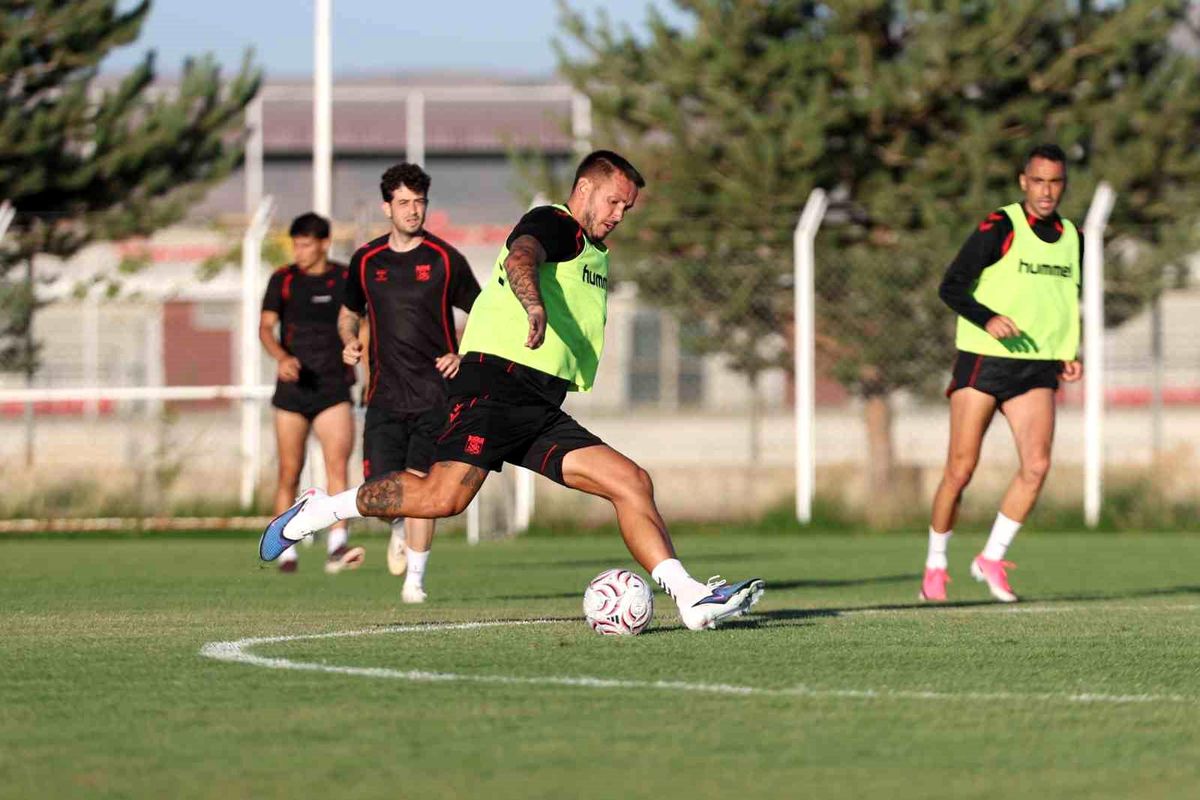 Sivasspor futbolcuları Kayseri Erciyes'te antrenman yaparken