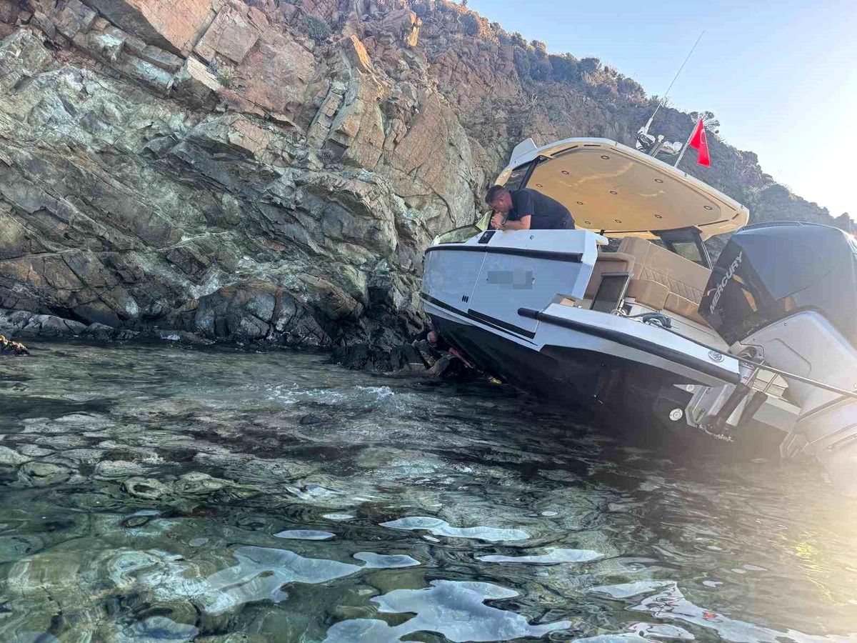 Marmaris'te kayalıklara çarpmış sürüklenen fiber tekne