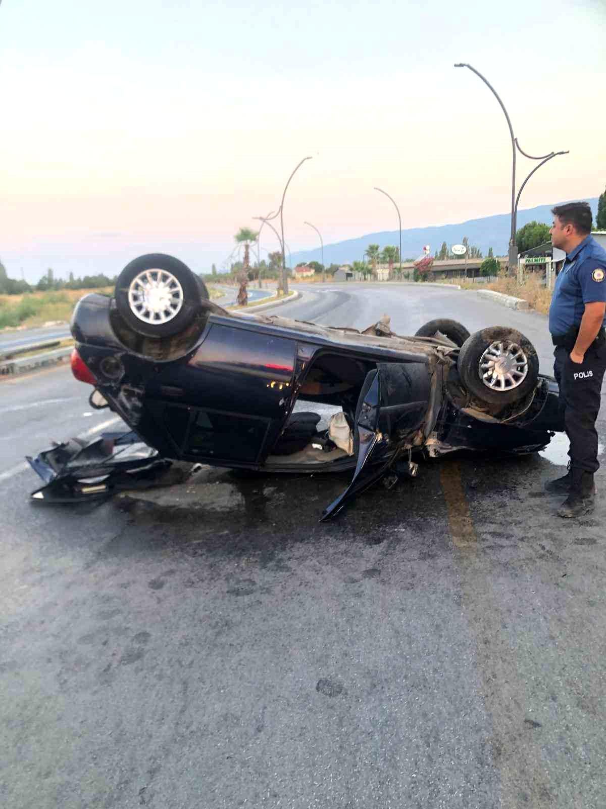 Edremit'te trafik kazası geçiren ters dönmüş otomobil.