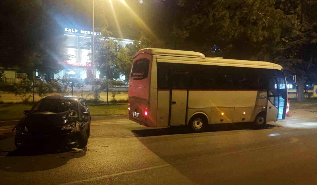 Isparta'da alkollü sürücünün neden olduğu trafik kazası sonrası olay yeri.