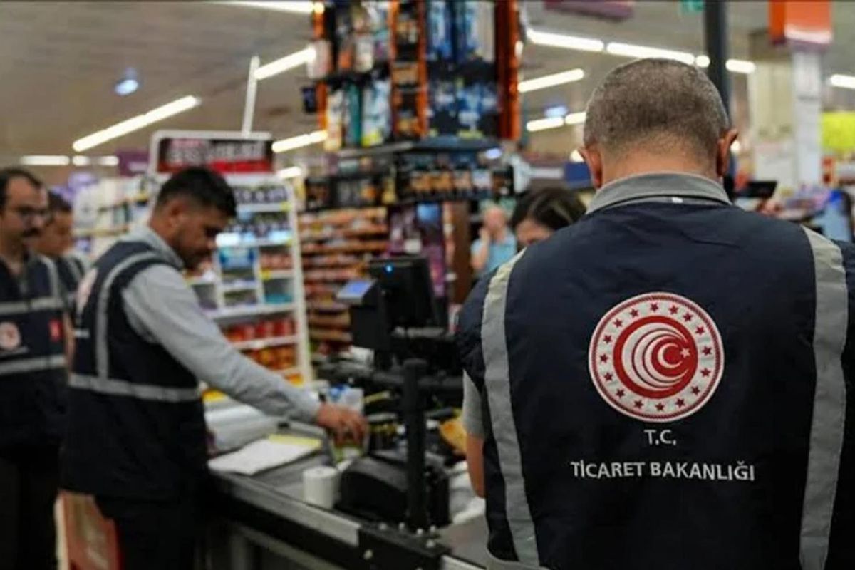 Ticaret Bakanlığı ekiplerinin market denetimi sırasında ürün etiketlerini incelemesi.