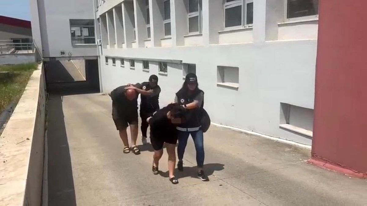 Adana'da polis ekiplerinin bir tıra yaptığı operasyonda ele geçirilen uyuşturucu maddeler.