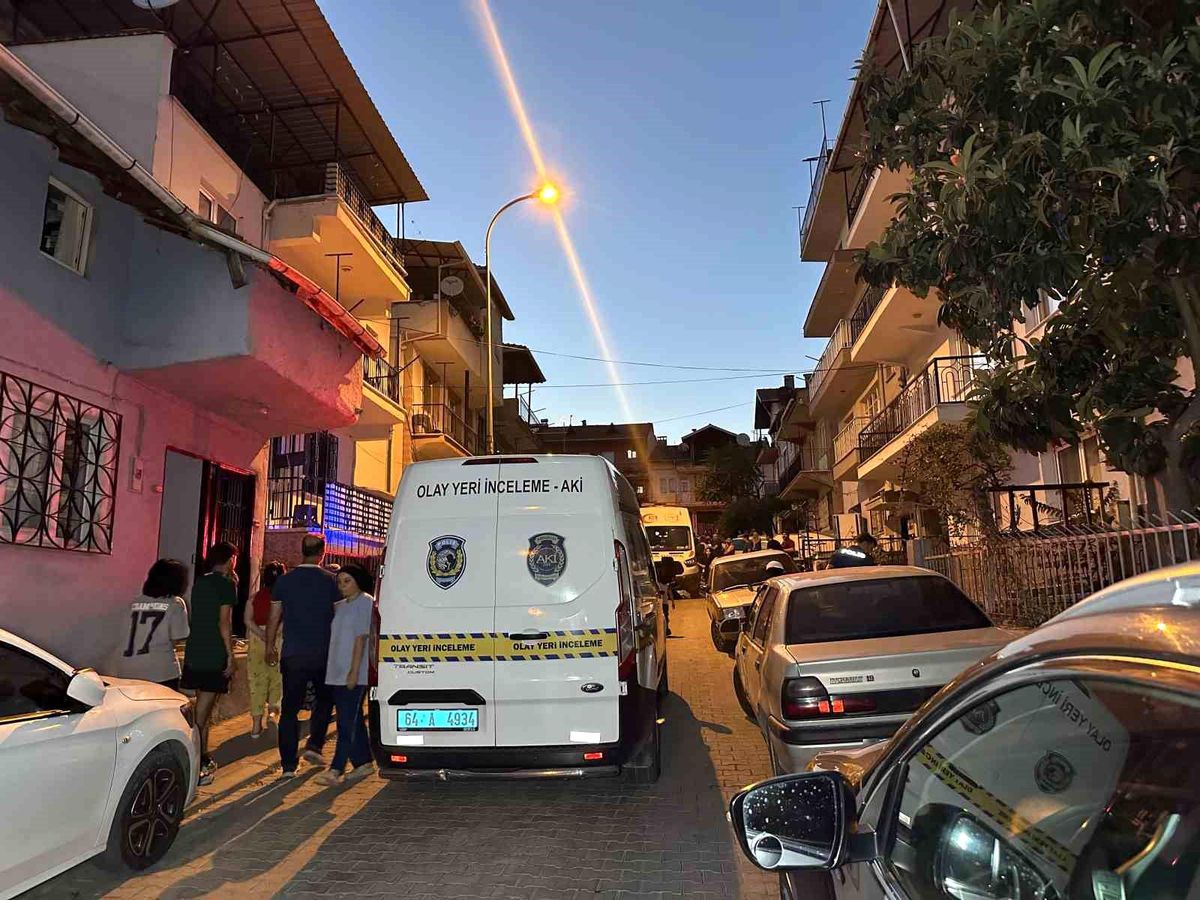 Uşak'ta dut toplamak için çıktığı çatıda dengesini kaybederek düşen bir kişinin ardından olay yerine gelen sağlık ekipleri.
