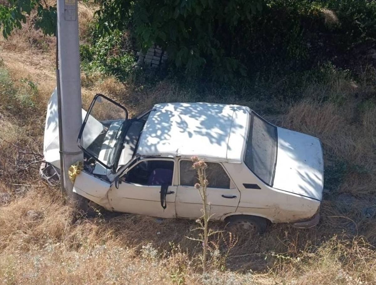Uşak'ta şarampole düşen otomobildeki 4 kişi yaralandı