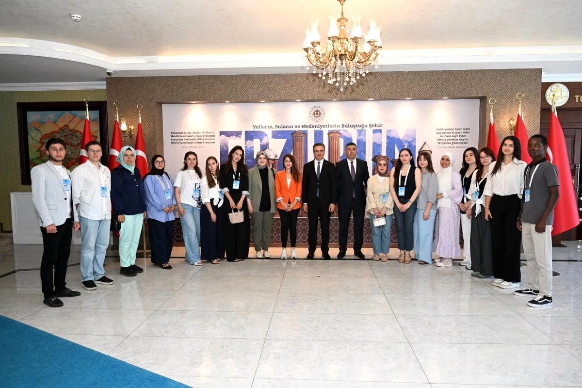 Erzurum Valisi Aydın Baruş, makamında uluslararası öğrencilerle sohbet ediyor.