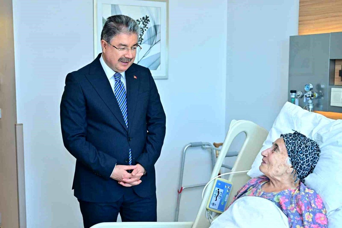 Eskişehir Valisi Yılmaz, şehit annesi Remziye Gıcı'yı hastanede ziyaret etti