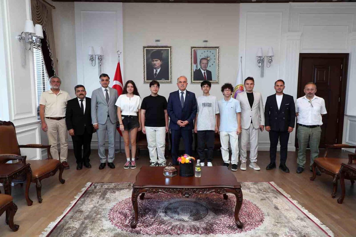 Vali Erol, LGS'de tam puan alan öğrencileri ağırladı