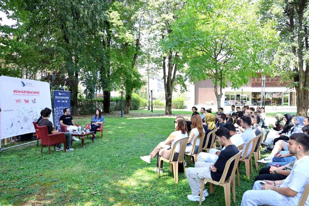 Yapay zeka ve yazılımcıların bir arada çalıştığı soyut bir görsel.