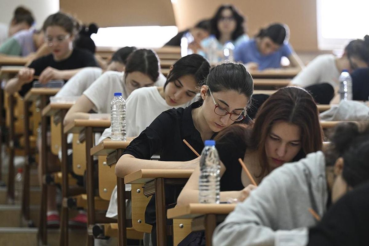 2026 YKS sonuçlarının açıklandığını ve Türkiye birincilerinin belli olduğunu gösteren bir görsel.