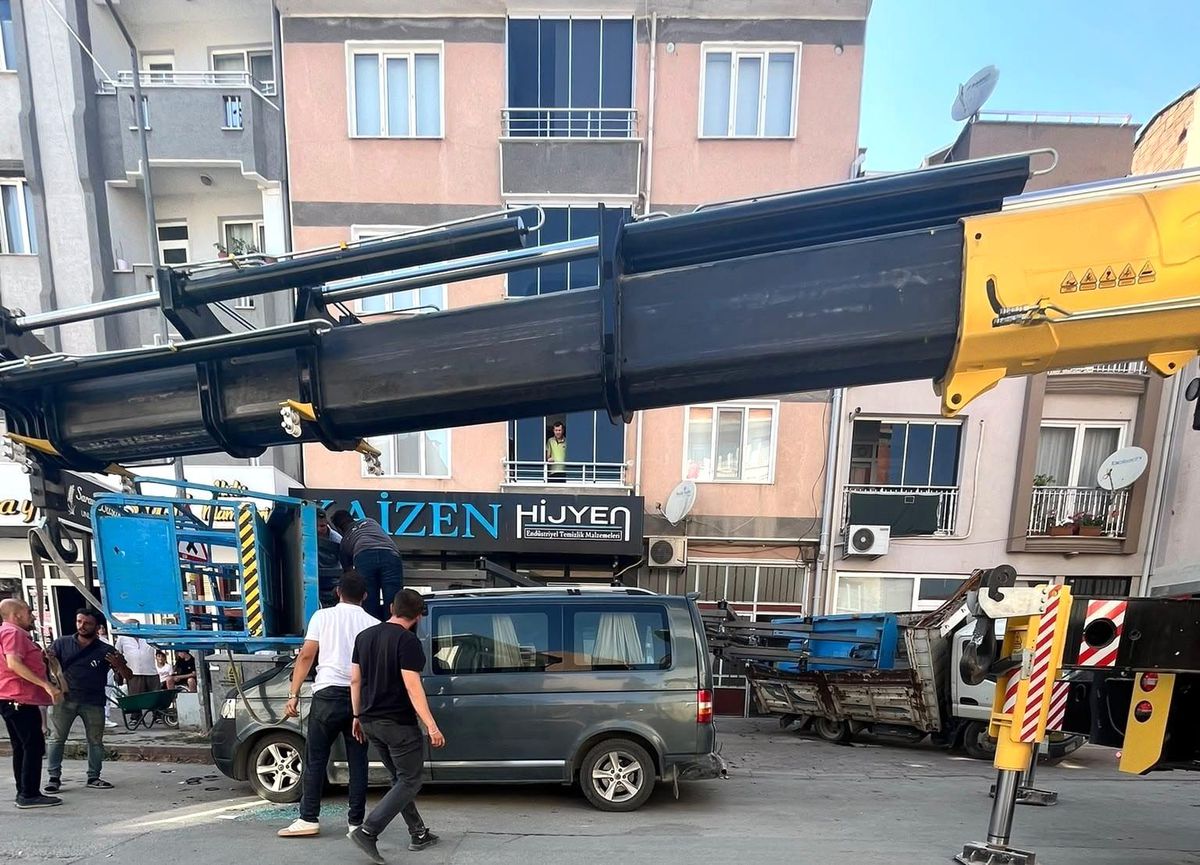 Yük asansörü minibüsün üzerine devrildi