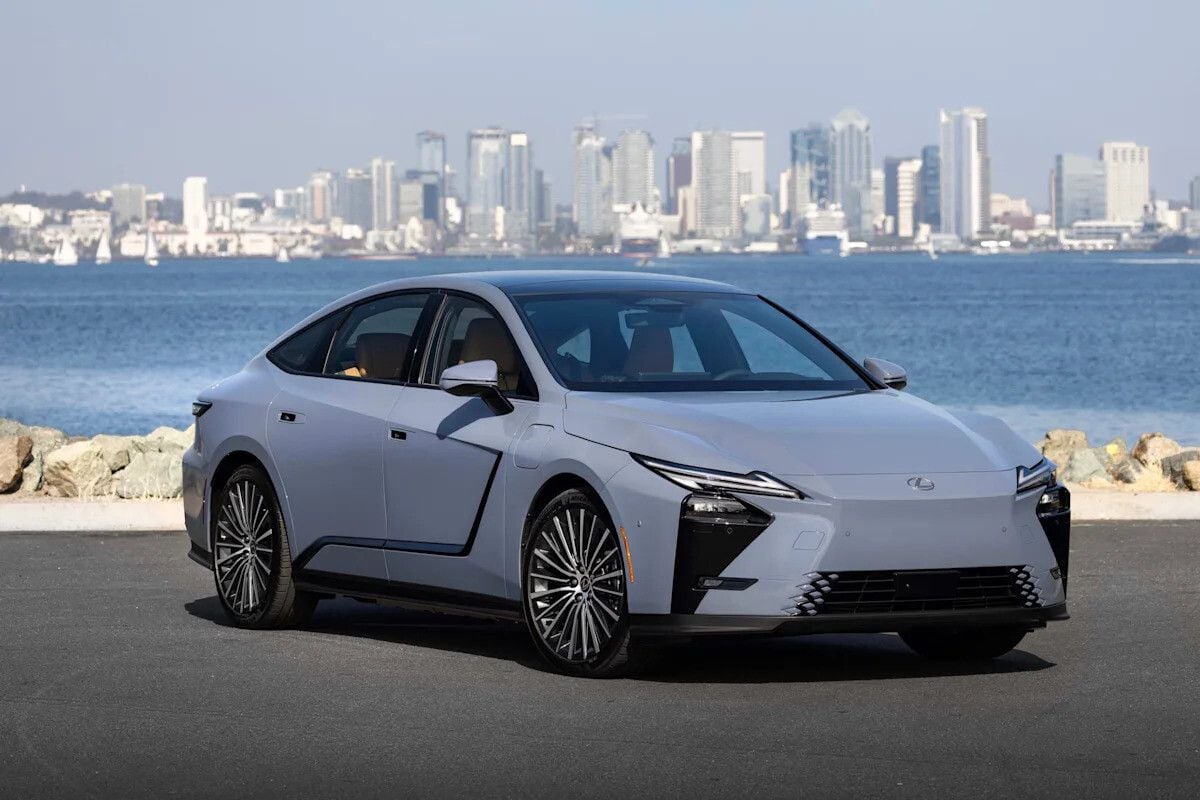 2026 Lexus ES ve Mercedes CLA Elektrikli Sedan Karşılaştırması