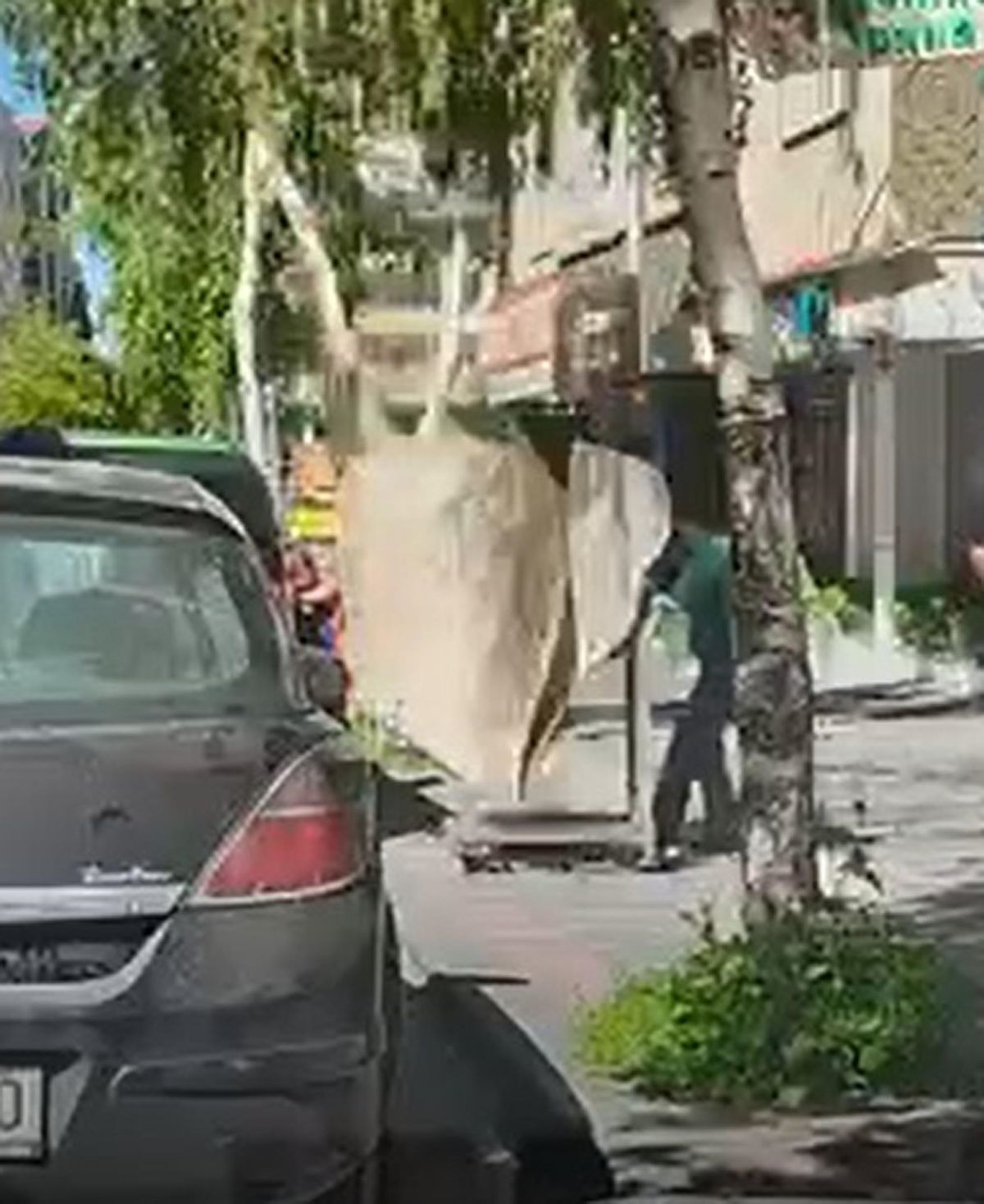 Erzurum'da 7. kattan düşen halının başına isabet ettiği mağaza çalışanı