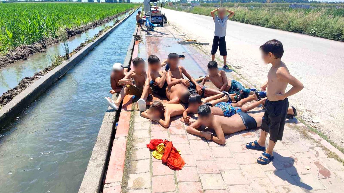 Adana'da çocukların kanal keyfi: Kaldırım plaja döndü