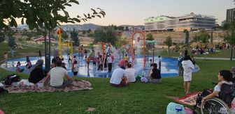 Adıyaman'da çocuklar sıcak havadan su oyun parklarında serinleyerek korunuyor