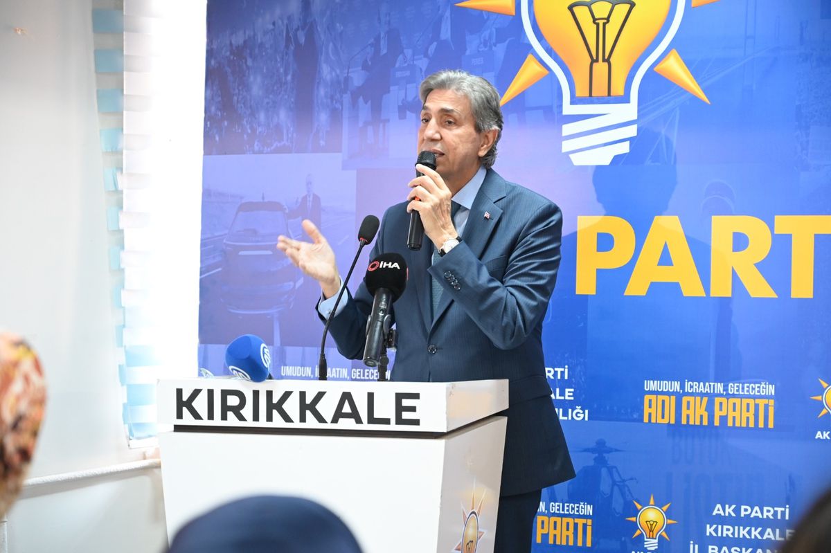 AK Parti Genel Başkan Yardımcısı Mustafa Demir konuşma yaparken