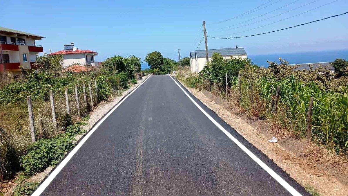 Düzce Akçakoca'daki bir köy yolunda yol çizgi çalışması yapılıyor.
