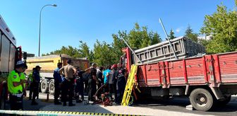 Aksaray'da hafriyat kamyonuna çarpan kamyonetteki 2 kişi ağır yaralandı