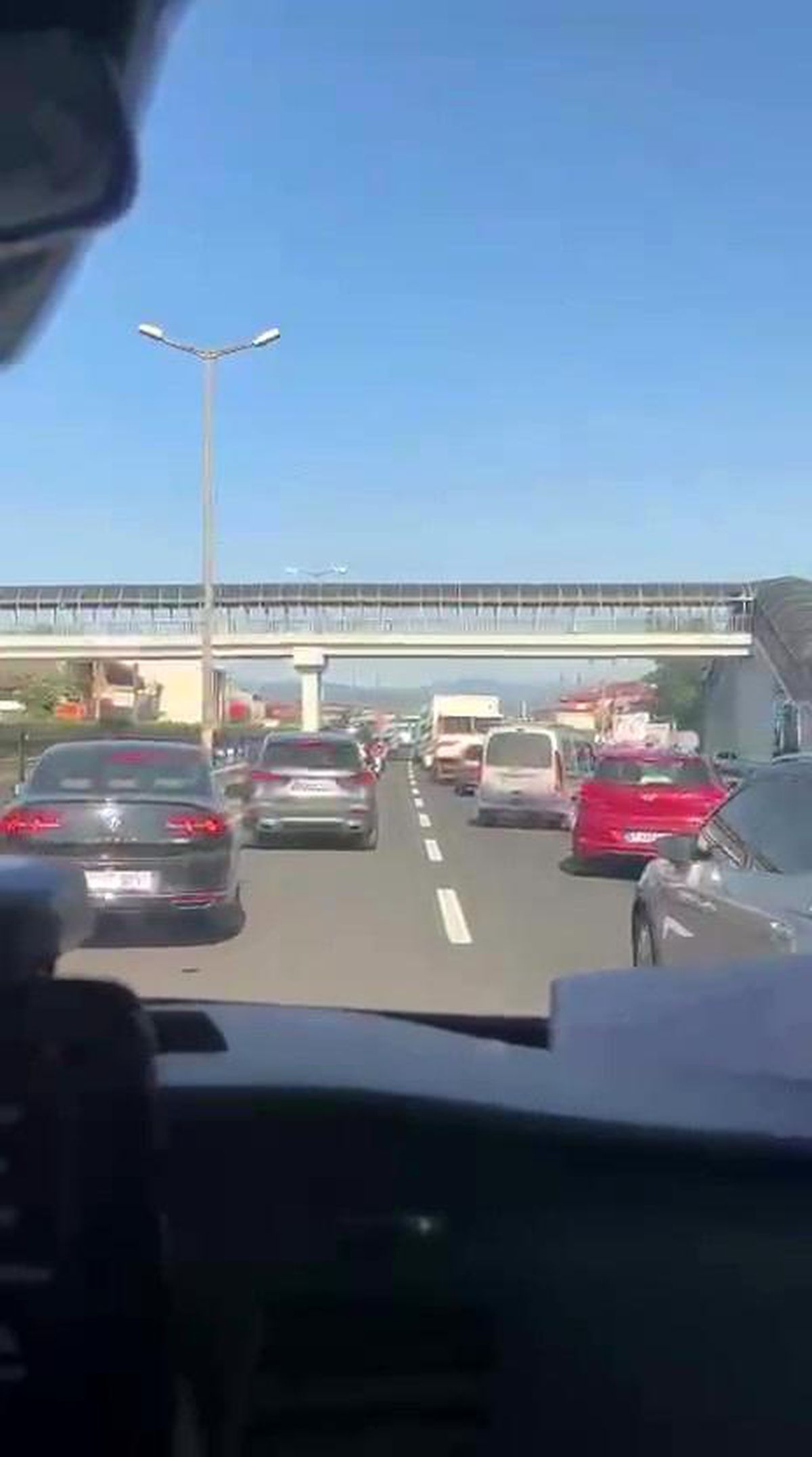 Düzce'de D-100 Karayolu'nda kırmızı ışıkta bekleyen sürücülerin fermuar sistemiyle ambulansa yol verdiği anın araç kamerası görüntüsü.